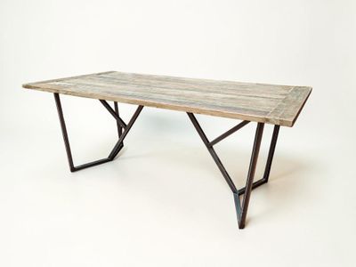 une table en bois avec des pieds en métal sur fond blanc