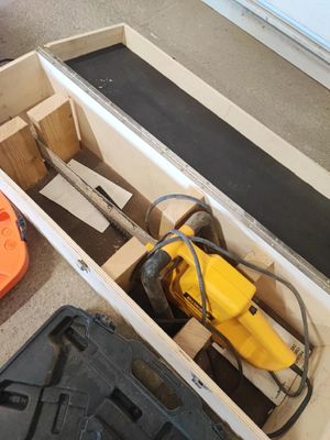 une boîte contenant des outils posée sur le sol