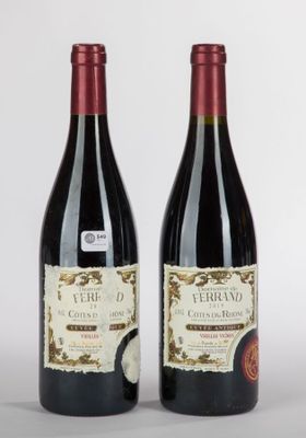 deux bouteilles de vin posées l'une à côté de l'autre sur une table