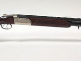 un vieux fusil de chasse avec un canon en bois et un socle en acrylique transparent