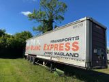 un camion garé sur l'herbe, dans le champ