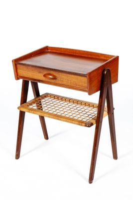 Table de chevet en teck et placage ouvrant par un petit tiro… - Photo 1