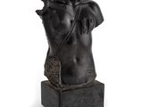 une image représentant une sculpture représentant un torse féminin posé sur un socle noir