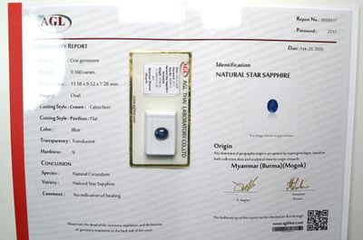 un certificat orné d'un losange bleu, exposé