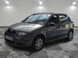 la photo d'une voiture grise garée dans un garage