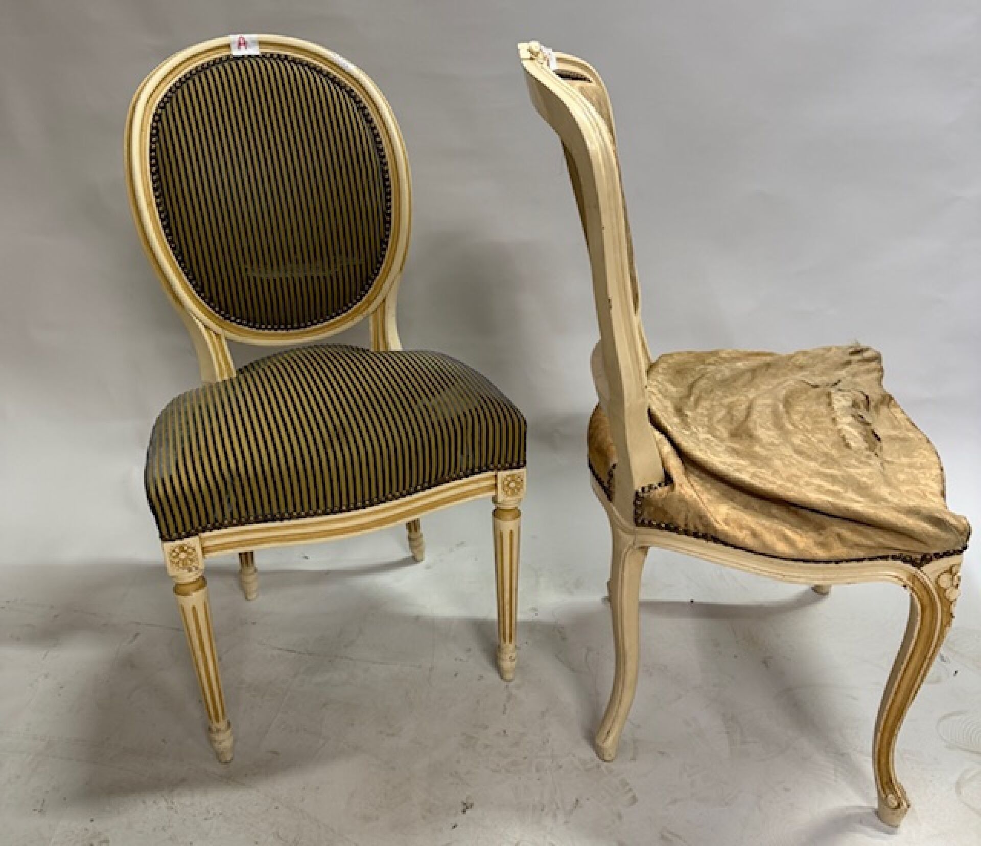Une chaise médaillon en bois laqué blanc Elle repose sur des pieds fuselés Style Louis XVI On y joint une chaise en b...