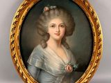 un portrait ovale représentant une femme en robe bleue, avec une fleur dans les cheveux
