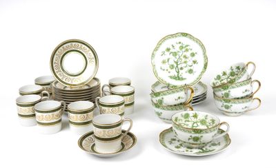 beaucoup d'assiettes, de tasses et de soucoupes vertes et blanches