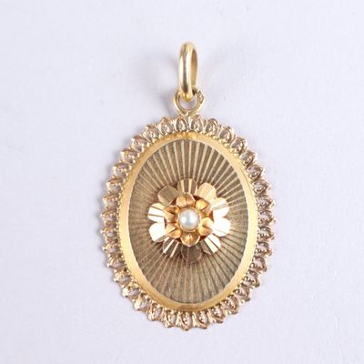 une image représentant un pendentif plaqué or orné d'une abeille