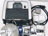 une photo montrant une imprimante et d'autres appareils électroniques posés sur une table