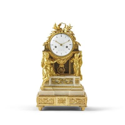 une horloge en or posée sur une table