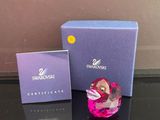 une boîte-cadeau violette ornée d'un cœur en verre rose et une boîte violette ornée d'un cœur rose