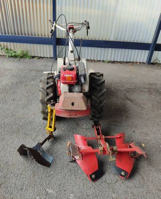 une image représentant un tracteur équipé d'une charrue