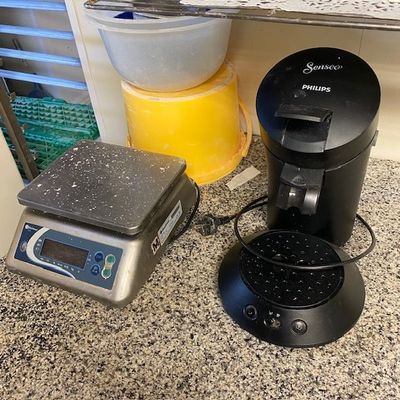 une cafetière et un mixeur posés sur un plan de travail