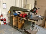 une machine posée sur une table dans une pièce
