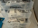 une pile de récipients en plastique sur lesquels figurent des inscriptions
