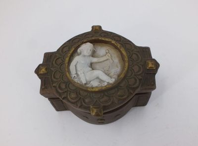 une image représentant une petite boîte contenant une statuette