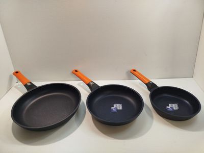 trois poêles sont alignées sur une étagère
