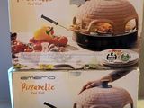deux boîtes de pizzatelles posées sur une table