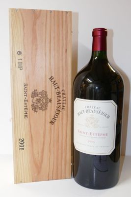 une bouteille de vin posée à côté d'une caisse en bois