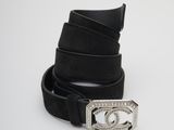 ceinture en cuir noir avec boucle argentée et boucle en cristal
