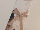 un paquet de chocolats emballé dans un sachet en cellophane