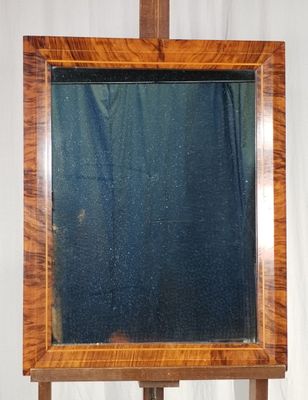 un chevalet en bois surmonté d'un miroir