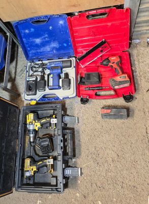 many tools that are sitting on the floor next to each other