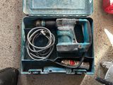 une boîte à outils bleue avec des outils sur le sol