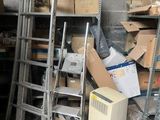 une pièce remplie de cartons et d'une échelle