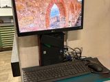 un bureau équipé d'un clavier et d'un écran