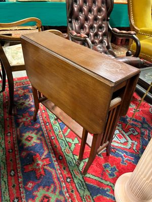 une table avec une chaise et une table sur laquelle est posé un plateau