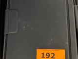 tout un tas d'appareils électroniques de toutes sortes posés sur la table