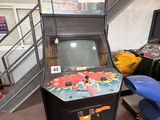 une console de jeux vidéo qui se trouve dans une pièce