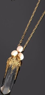 collier plaqué or avec un pendentif en quartz clair et une chaîne en or