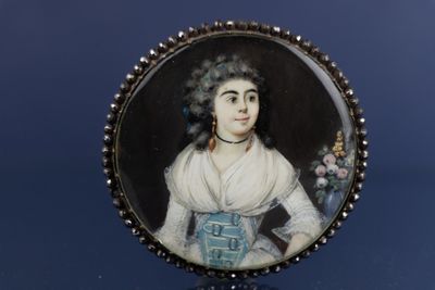 portrait d'une femme en robe bleue, avec un bouquet de fleurs à la boutonnière