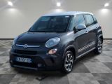 la petite voiture noire est garée sur un carrelage à carreaux