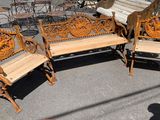 quatre chaises en bois et une table sur le trottoir