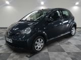 la photo d'une petite voiture noire garée dans un garage