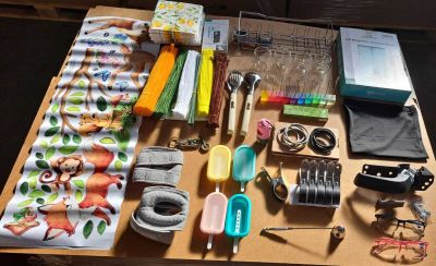 une table sur laquelle se trouvent de nombreux objets, notamment des ciseaux, du ruban adhésif, des ciseaux et d'autres objets
