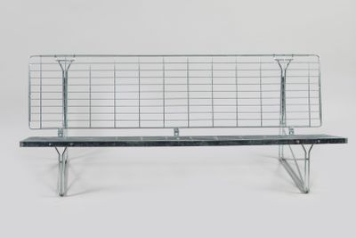 banc en fil métallique avec structure et pieds en métal, sur fond blanc