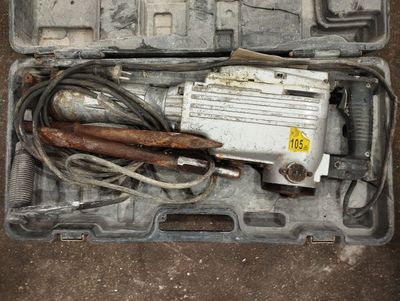 Un marteau-piqueur ancien sans marque visible.