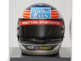 un casque exposé dans une vitrine transparente