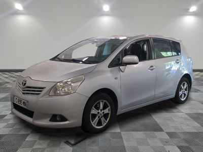 une photo d'une Toyota Sienna argentée garée dans un garage