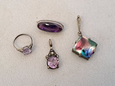 Deux pendentifs, broche et une bague en argent sertis de pierres color - Photo 1