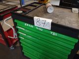 une boîte à outils verte sur laquelle est apposée une étiquette de prix