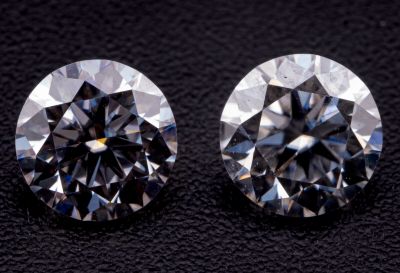 une paire de diamants taillés en diamant sur un fond noir