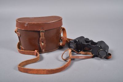 étui en cuir marron auquel sont fixées deux paires de jumelles
