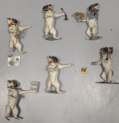 six figurines représentant un chien jouant avec une batte de baseball