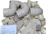 un tas de tuyaux et de raccords blancs sur fond blanc
